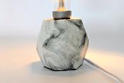Lampe à poser en ciment imitation marbre gris et blanc - lampe de chevet E14